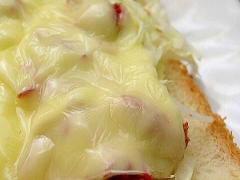 キャベツ・コンビーフ・チーズのトースト